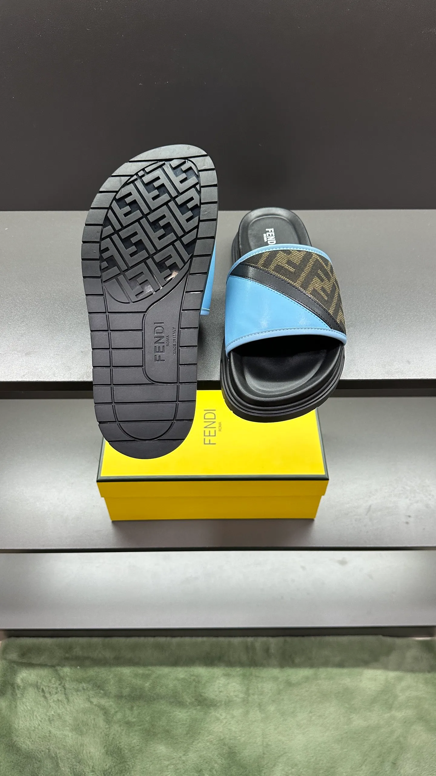 P300 [Fendi Slippers] High-end men's shoes brand, official website 1:1 latest masterpiece: original mold customization, fabrics made of imported original materials, upgraded outsole, lighter and non-slip. The market's top quality, simple yet tasteful, a must-have for fashionistas, fashionable at your feet, full of confidence, the same style at the counter 👍The season of summer slippers is here. Code: 38-45, 46 order
